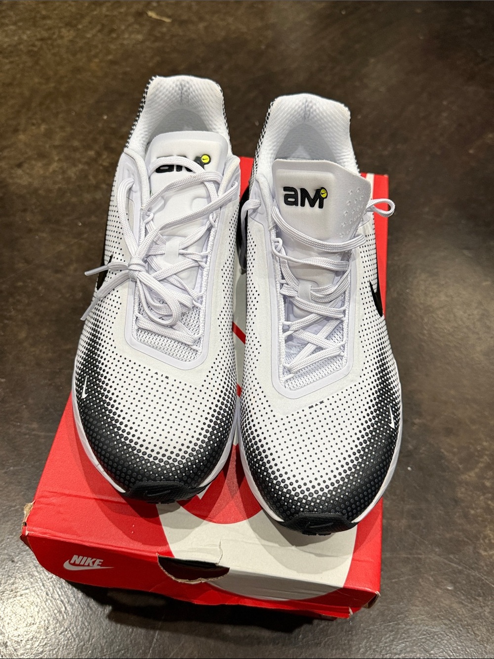 Nike Air Max Men’s size 9 White and Black Gradient Running Shoes